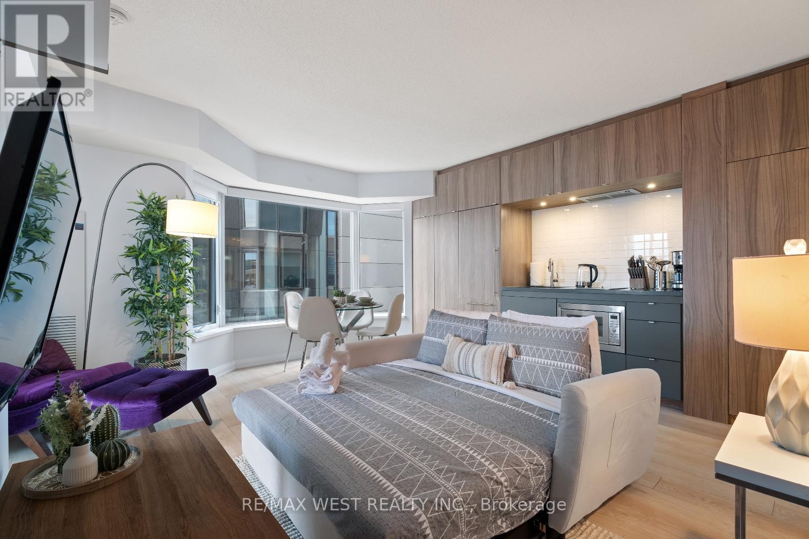 Photo 8 of 704 155 Yorkville Avenue, Toronto ON