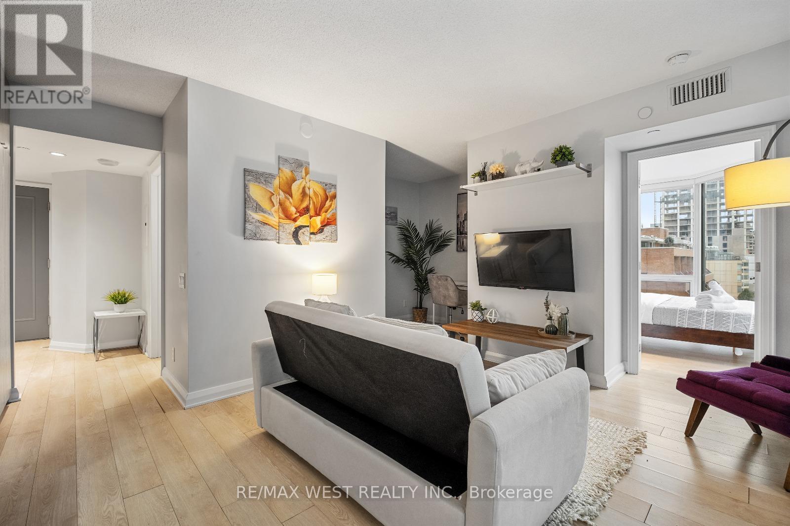 Photo 31 of 704 155 Yorkville Avenue, Toronto ON