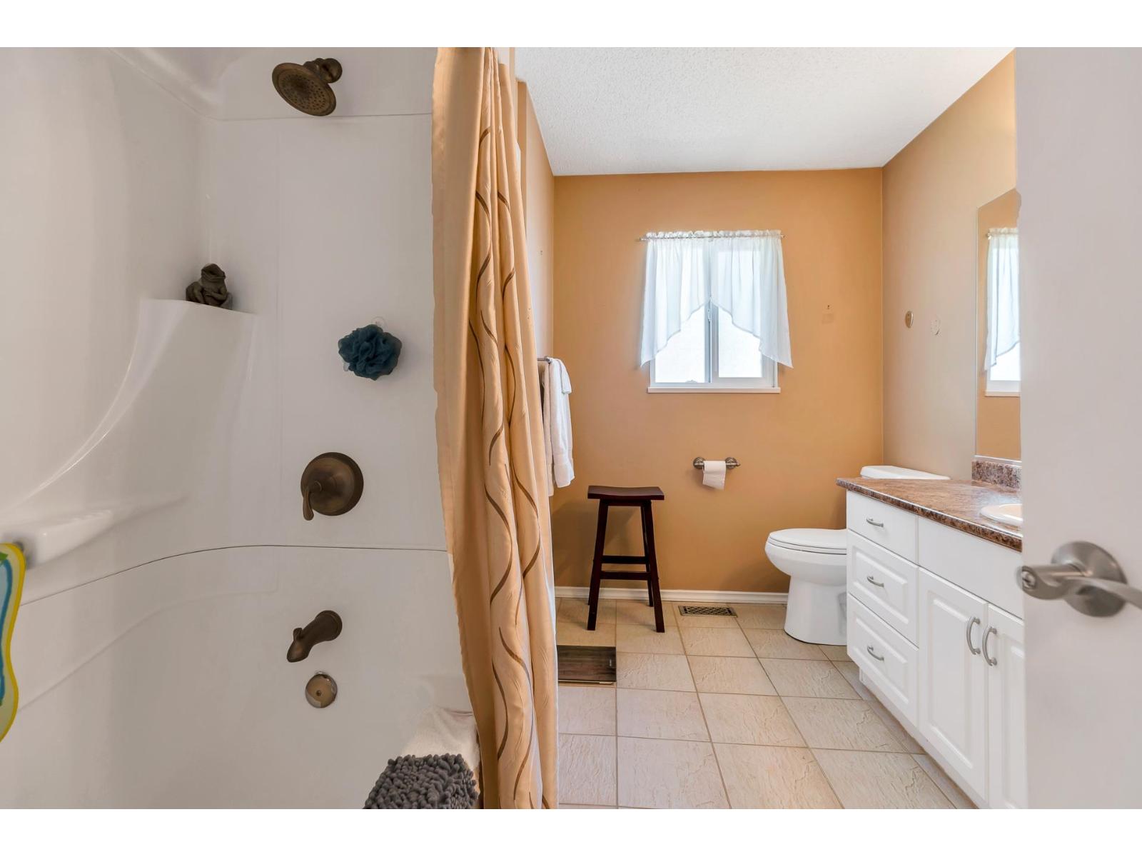 Photo 5 of 3838 Chadsey Crescent, Abbotsford BC