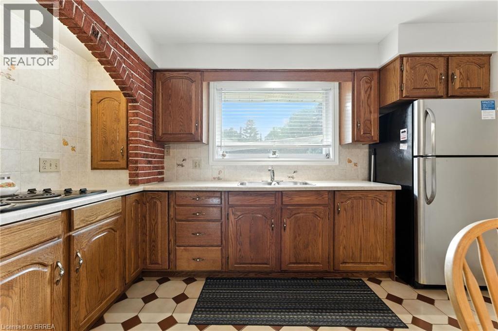 Photo 13 of 77 Glenwood Drive, Brantford ON
