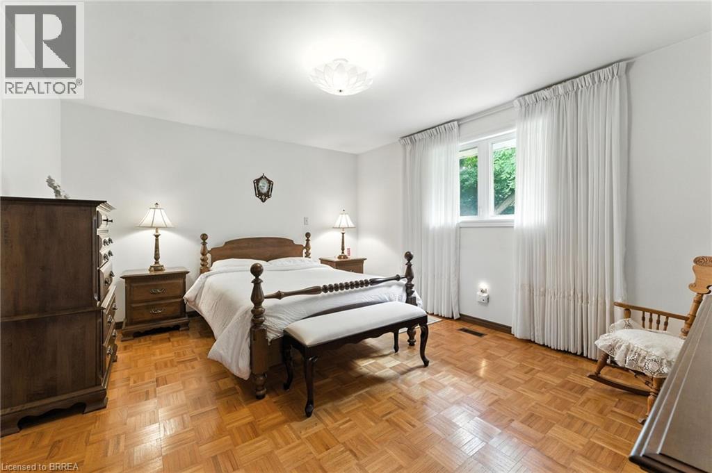 Photo 18 of 77 Glenwood Drive, Brantford ON