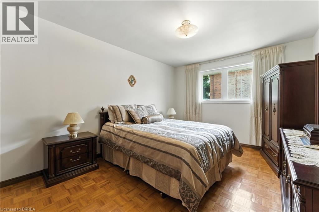 Photo 20 of 77 Glenwood Drive, Brantford ON