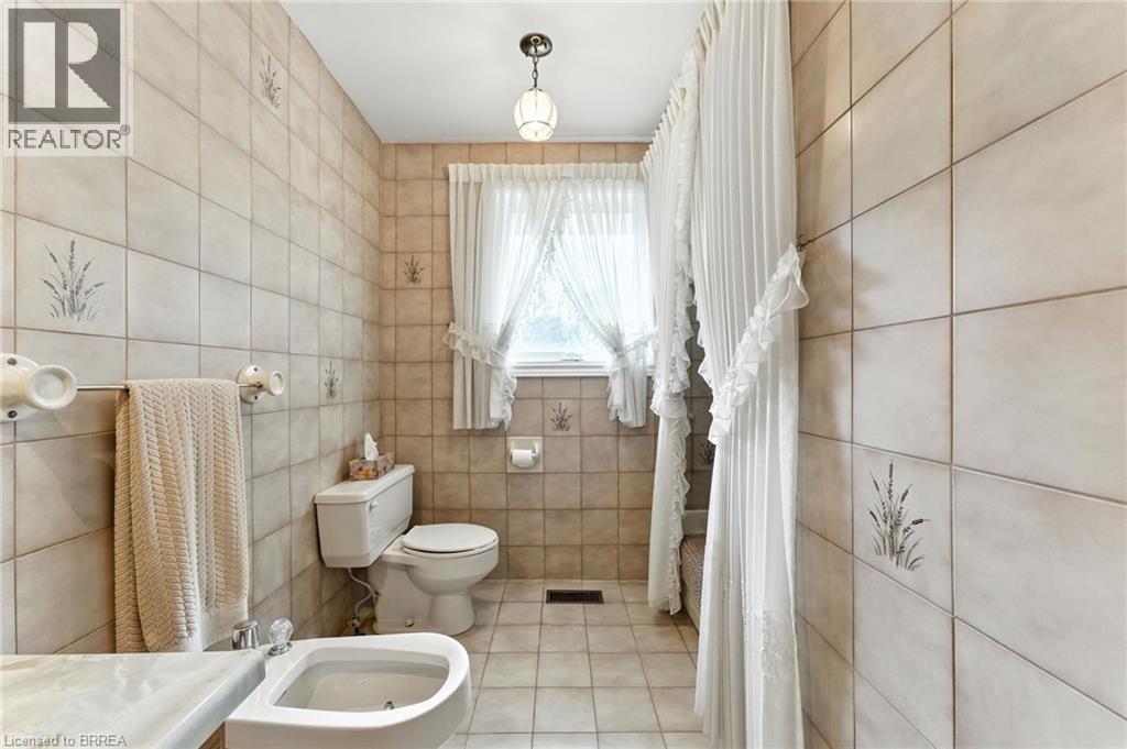 Photo 23 of 77 Glenwood Drive, Brantford ON