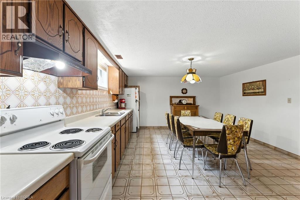 Photo 29 of 77 Glenwood Drive, Brantford ON