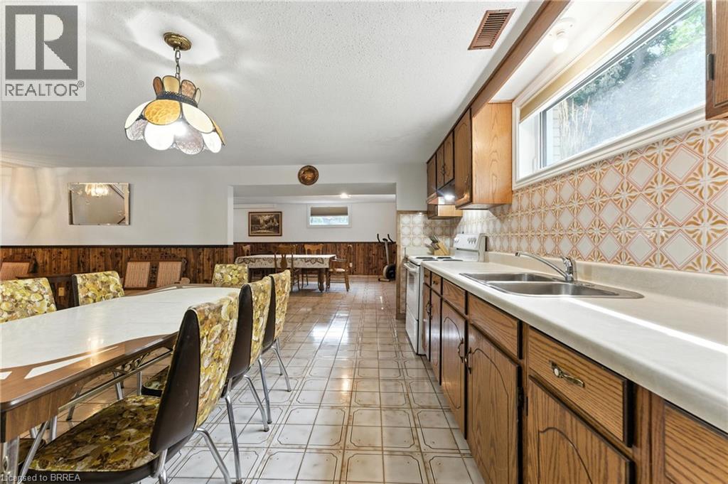 Photo 30 of 77 Glenwood Drive, Brantford ON