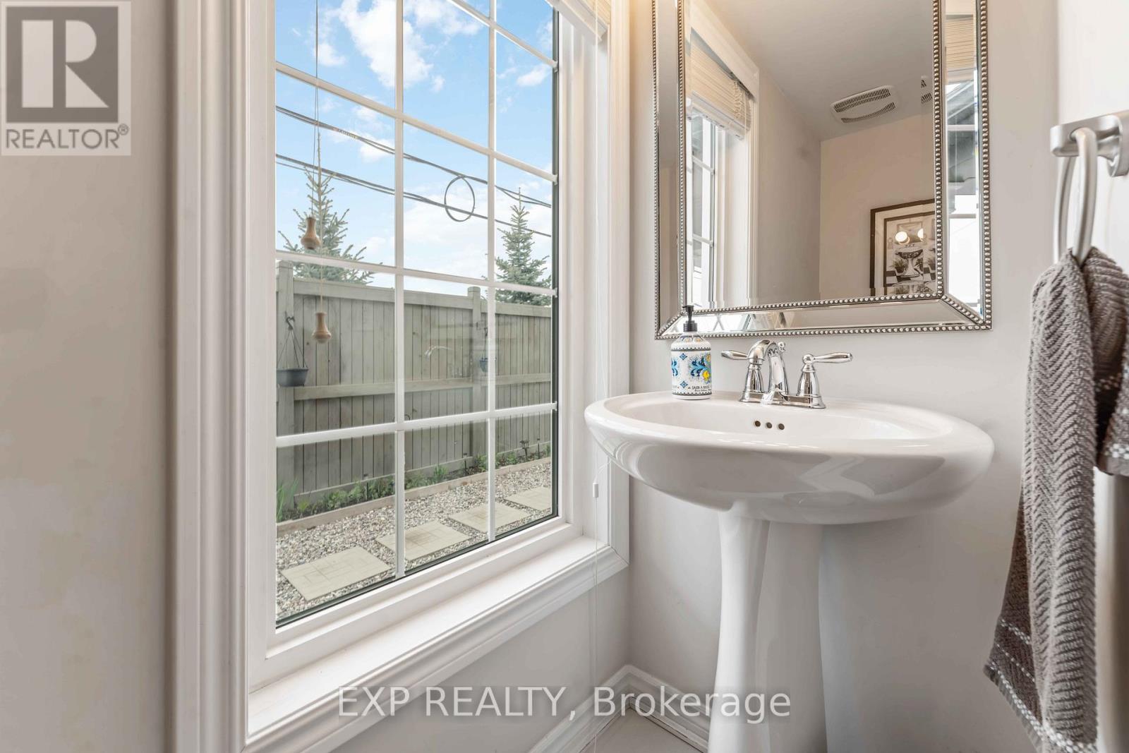 Photo 21 of 226 Par La Ville Circle, Ottawa ON