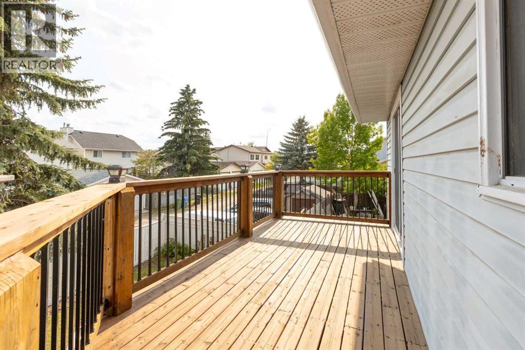 Single Family House 4 Level for Sale in  Pasadena Gardens NE Monterey Park Calgary 