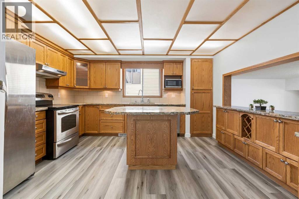 Single Family House 4 Level for Sale in  Pasadena Gardens NE Monterey Park Calgary 