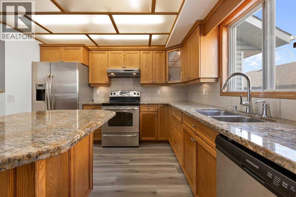 Single Family House 4 Level for Sale in  Pasadena Gardens NE Monterey Park Calgary 