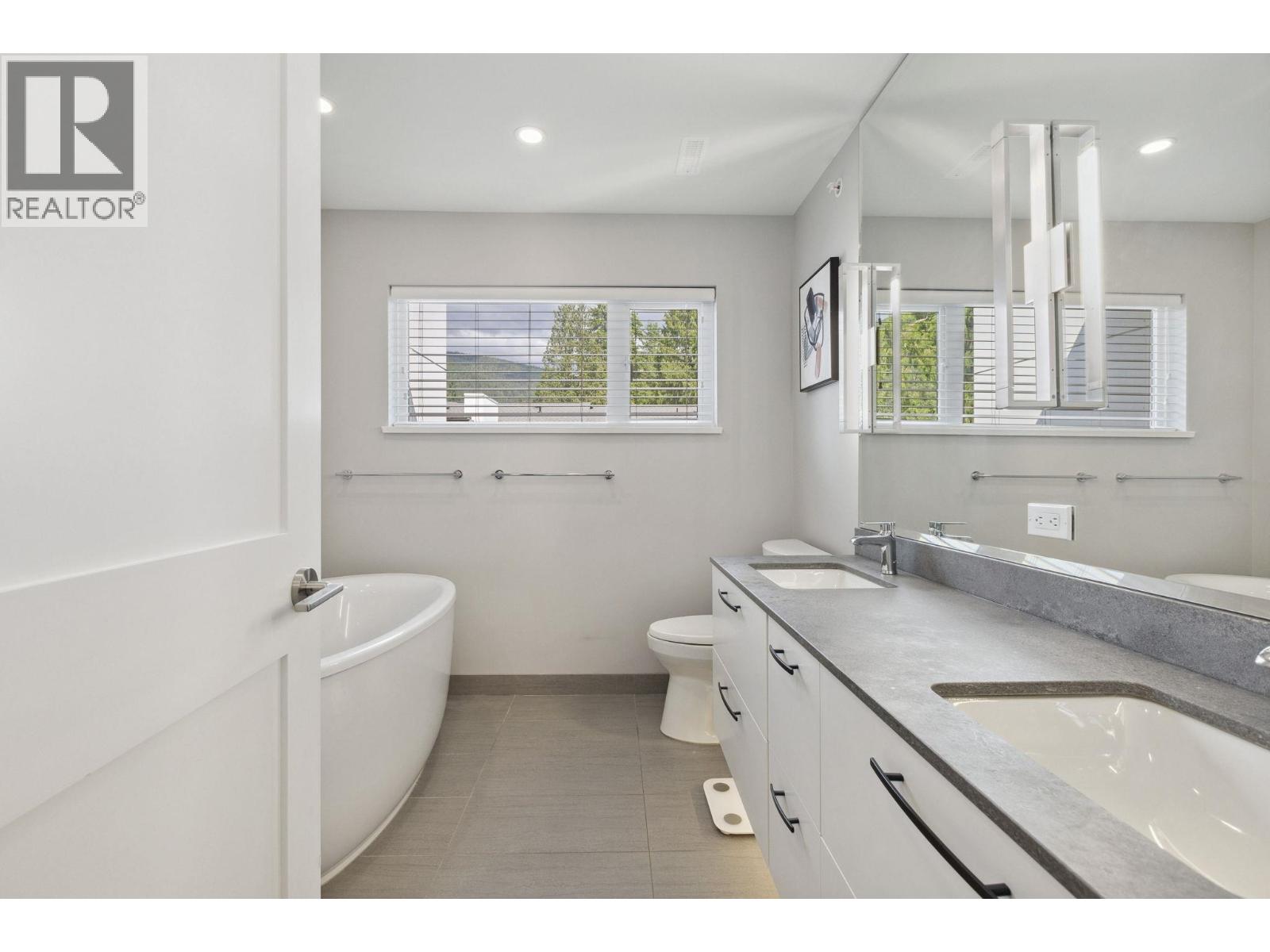 Photo 14 of 4684 Capilano Road, North Vancouver BC