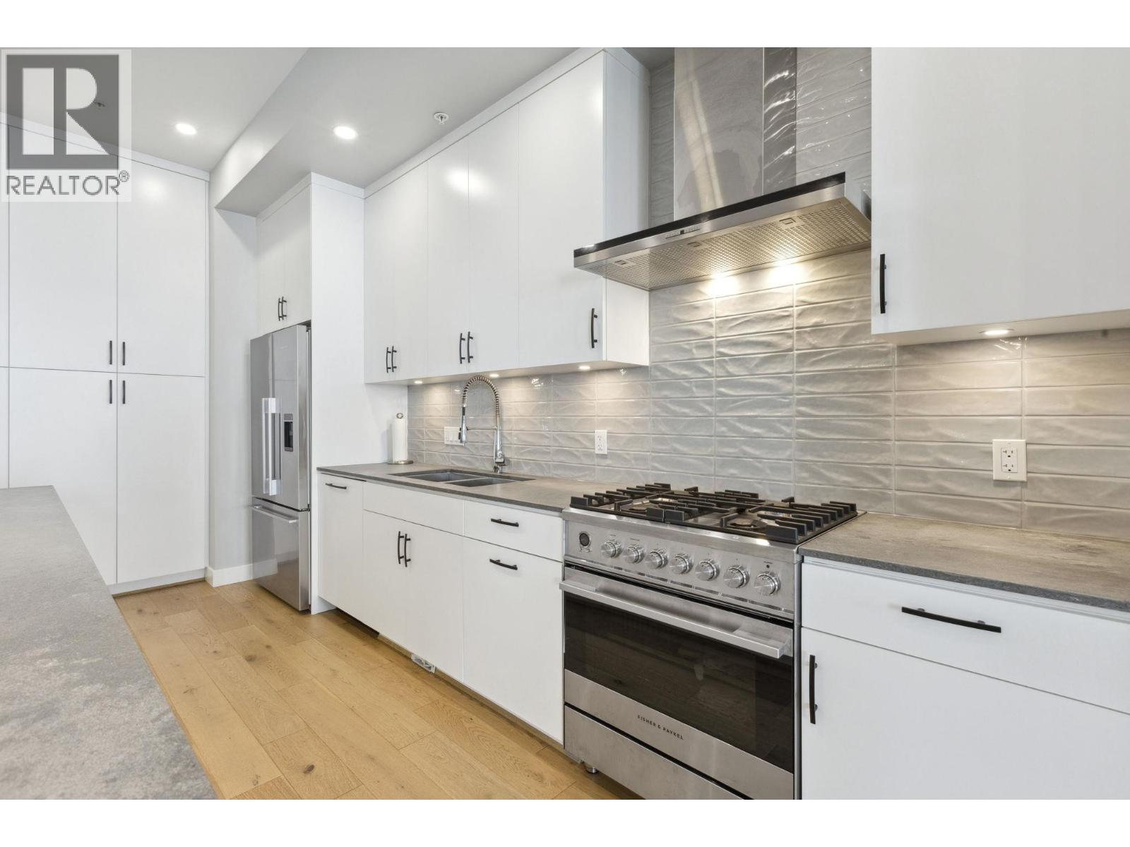 Photo 4 of 4684 Capilano Road, North Vancouver BC