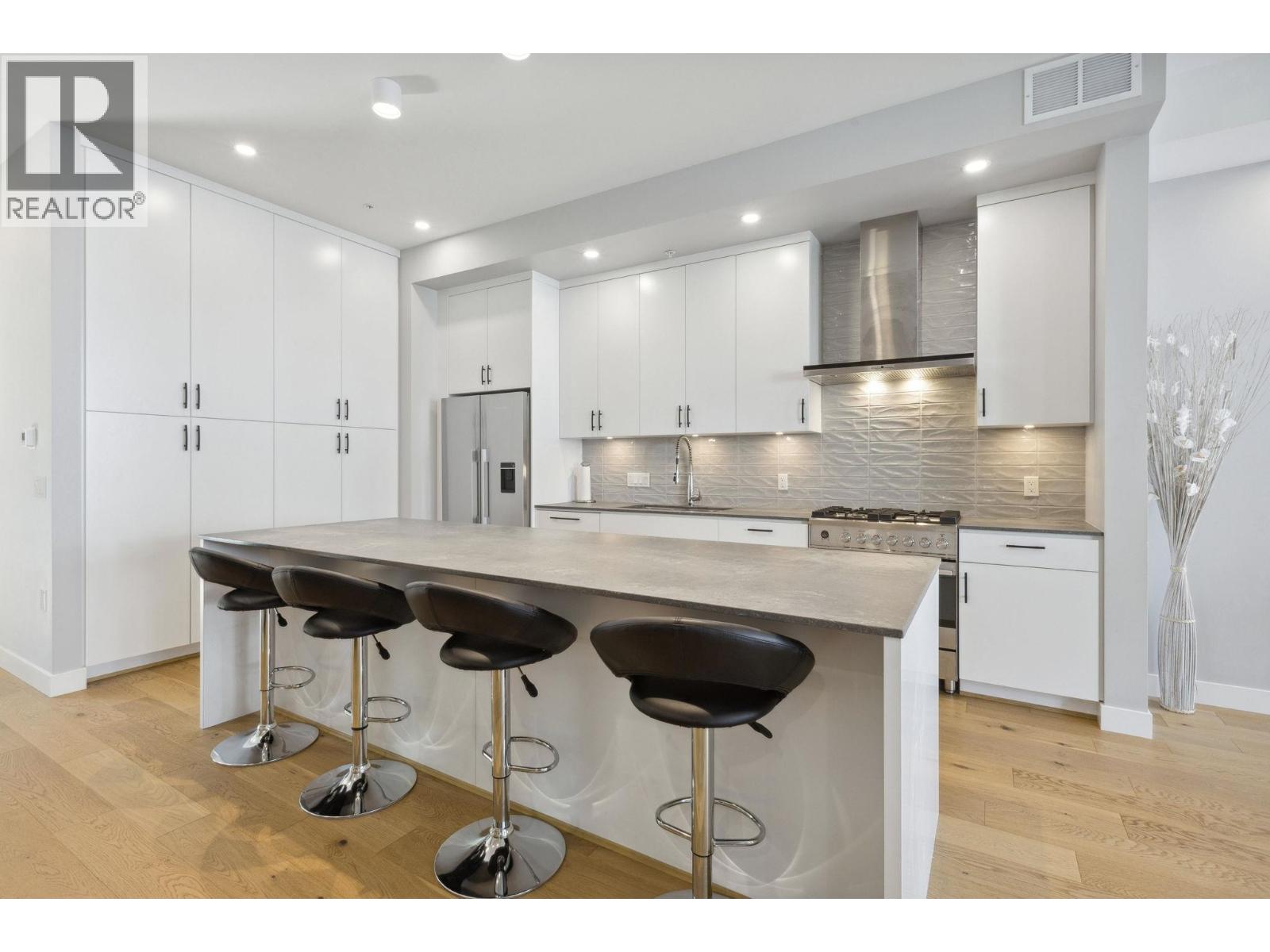 Photo 3 of 4684 Capilano Road, North Vancouver BC