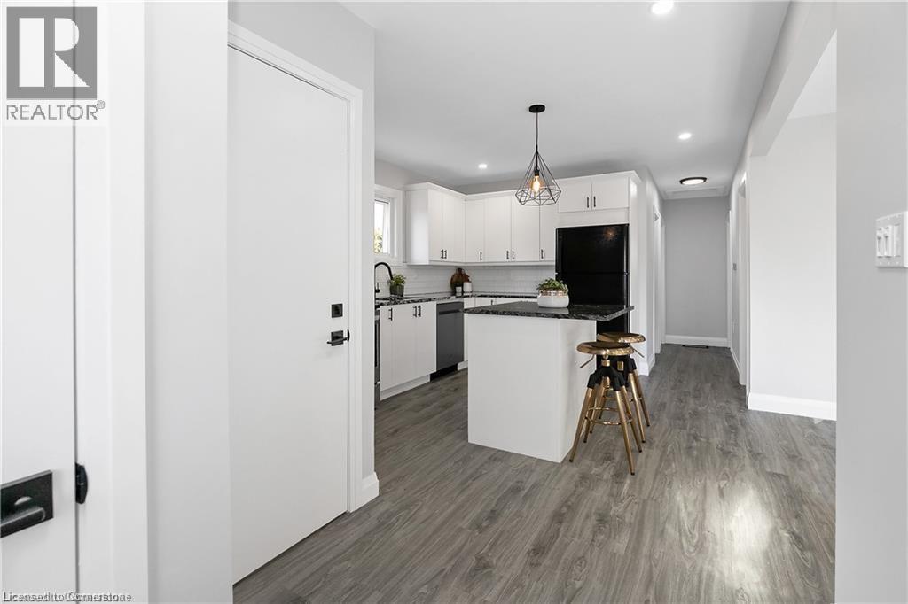 Photo 3 of 254 West 31st Street, Hamilton ON