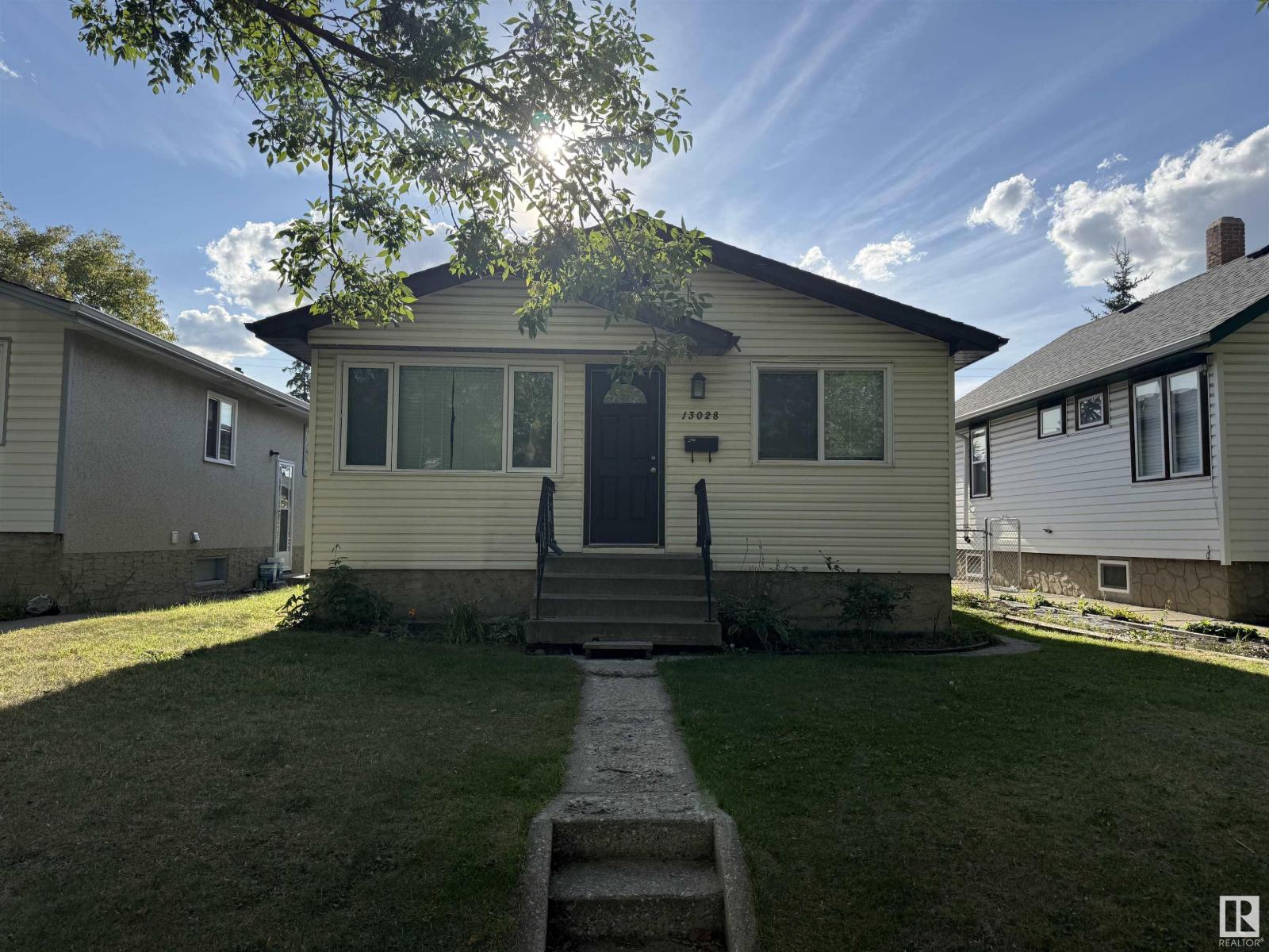 Photo 14 of 13028 65 St Nw, Edmonton AB