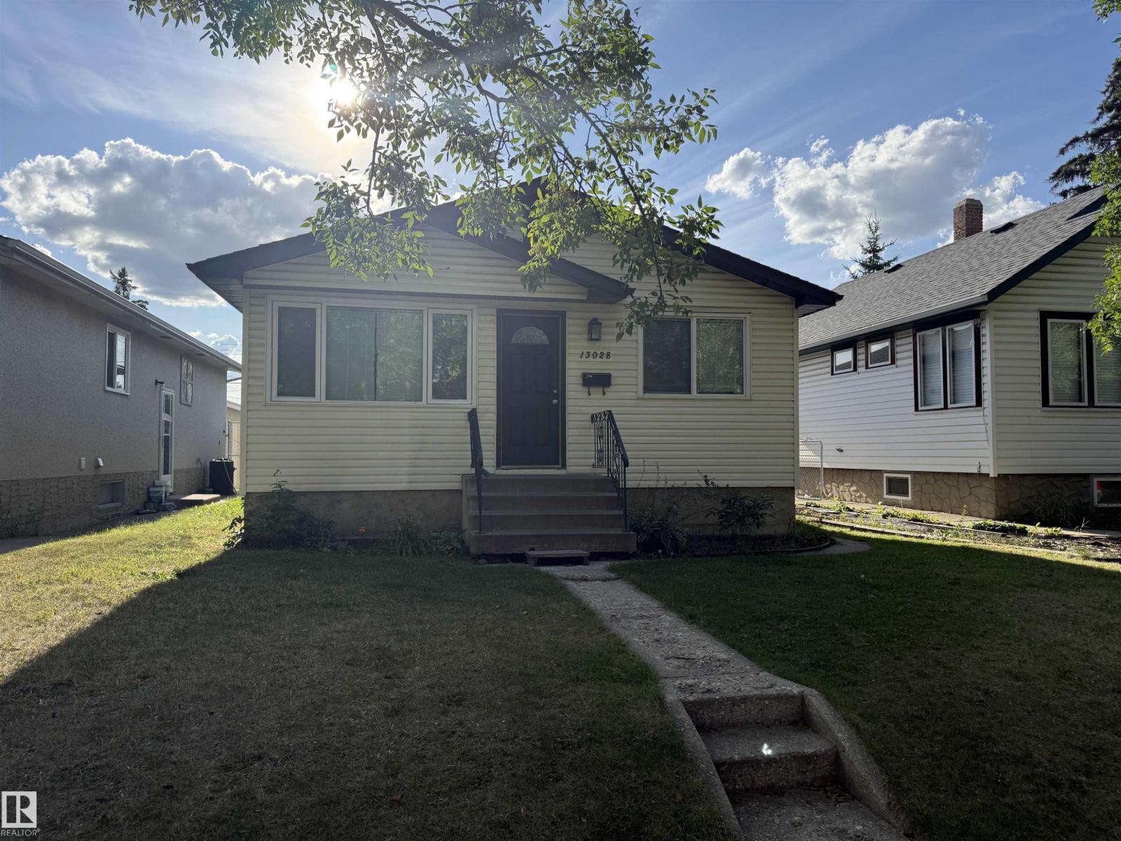 Photo 2 of 13028 65 St Nw, Edmonton AB