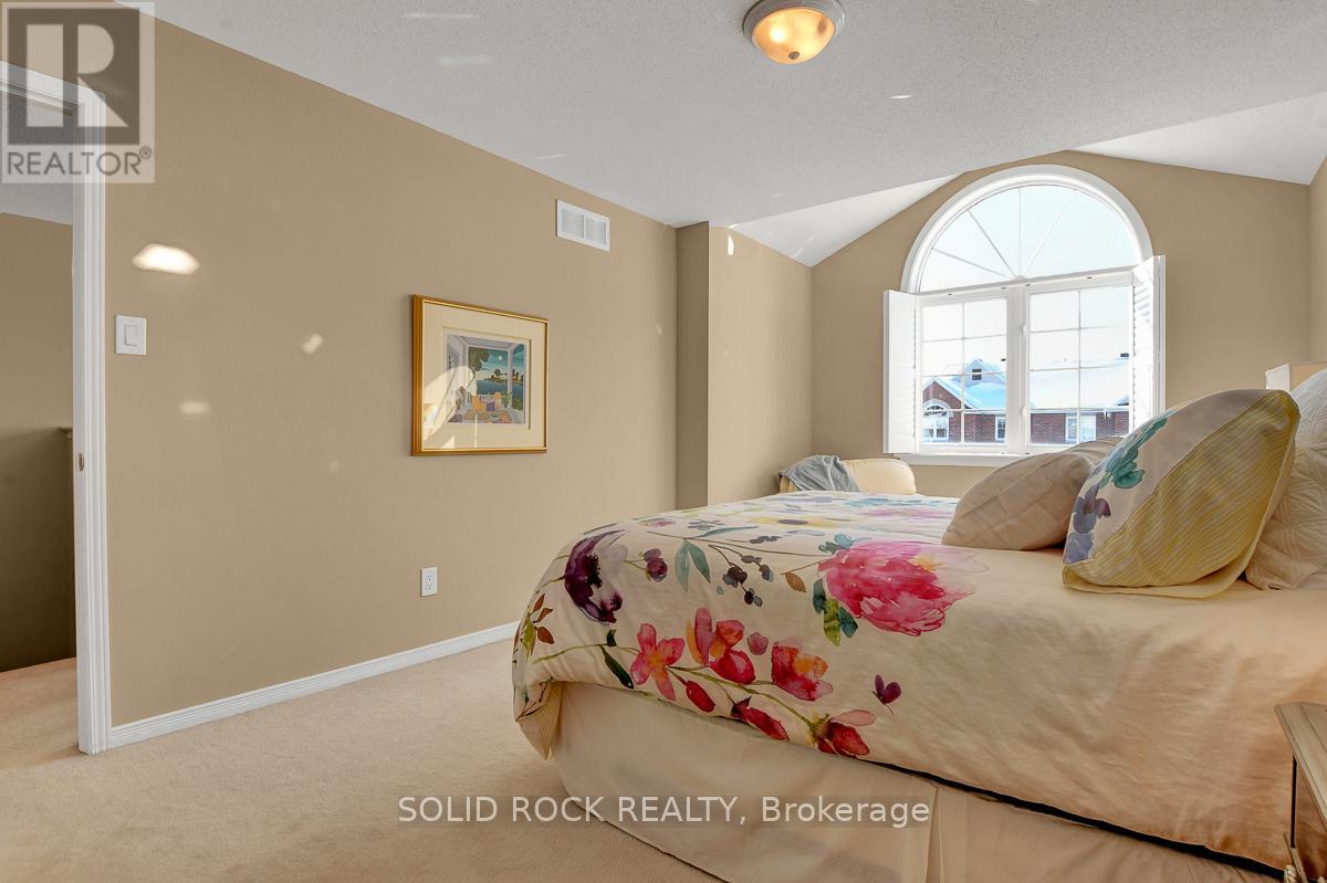 Photo 2 of 621 Braecreek Avenue, Ottawa ON