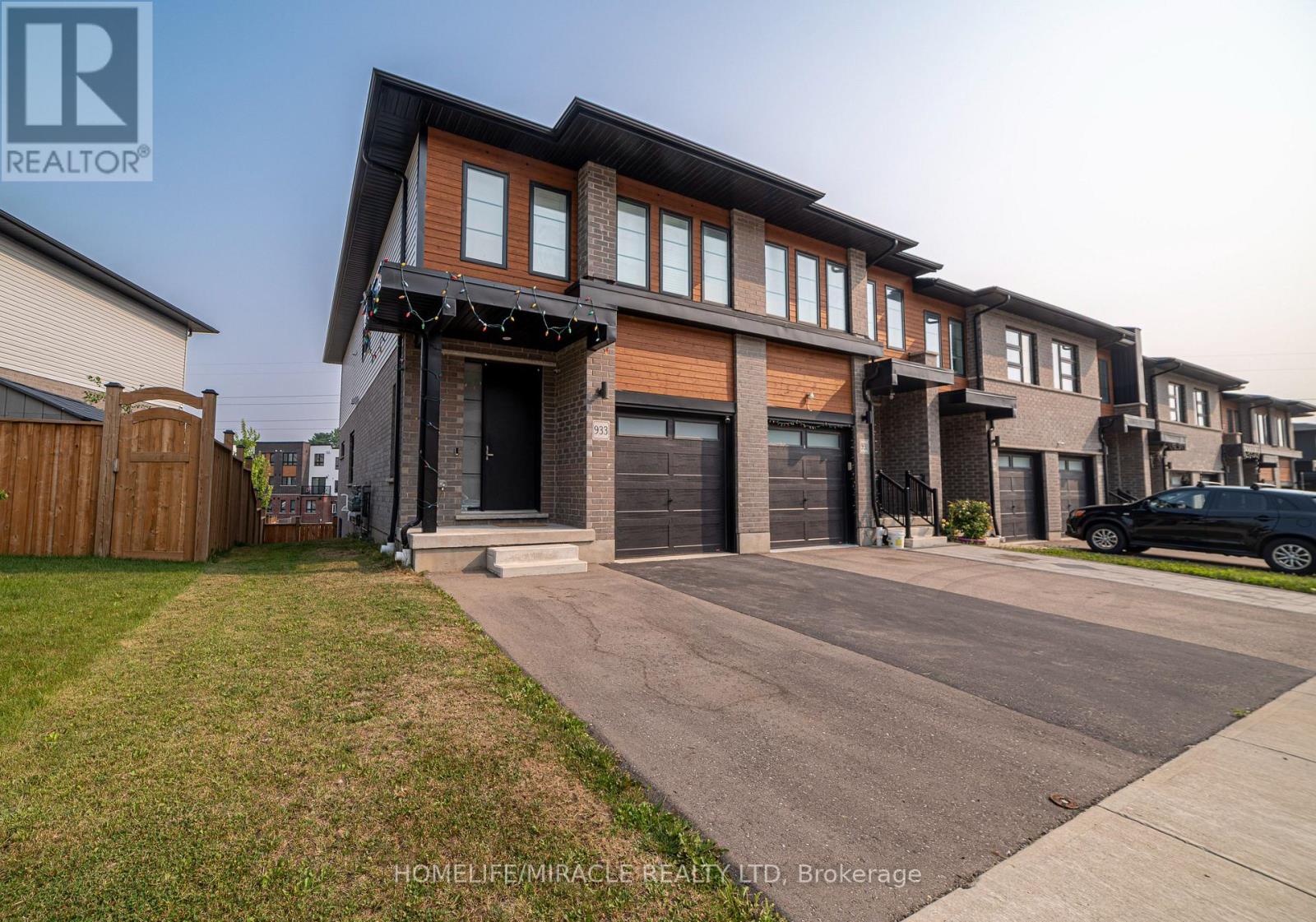 Photo 2 of 933 Robert Ferrie Drive, Kitchener ON