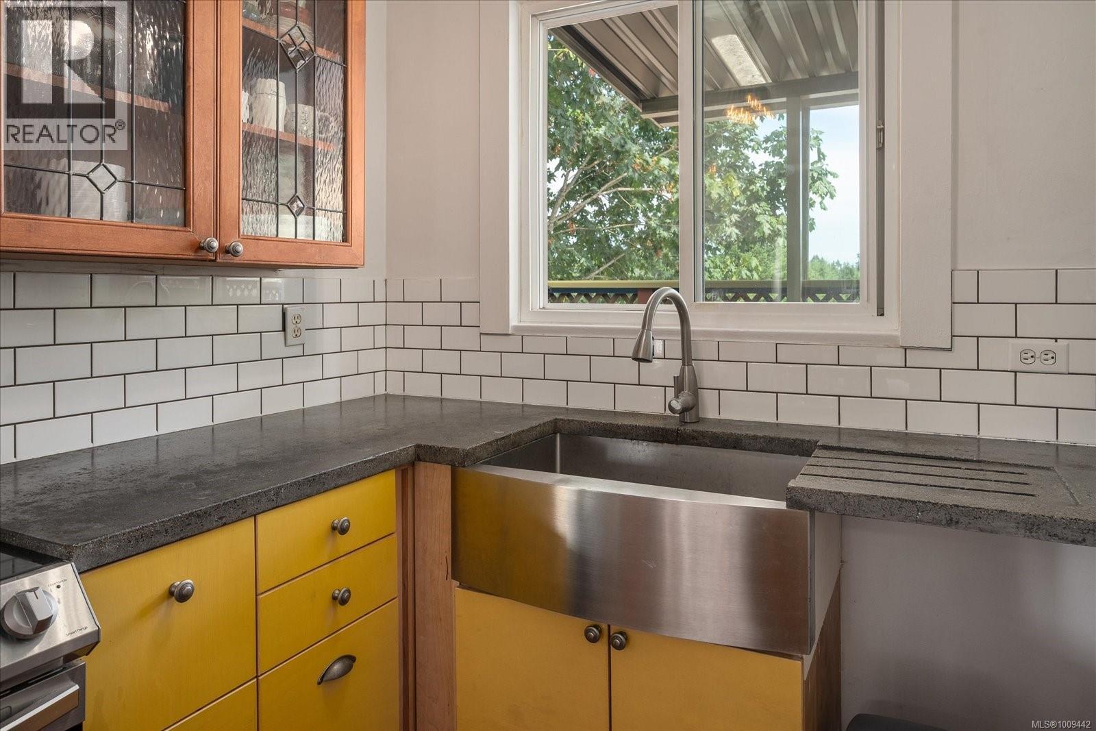 Photo 13 of 950 Bruce Ave, Nanaimo BC