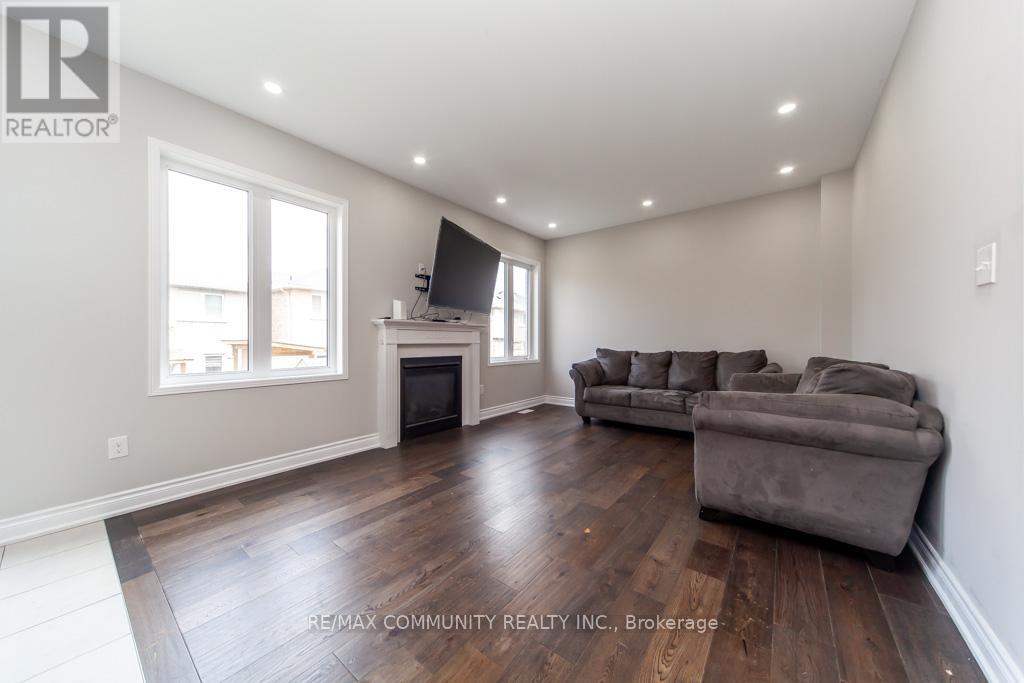 Photo 11 of 24 Raithby Crescent, Ajax ON