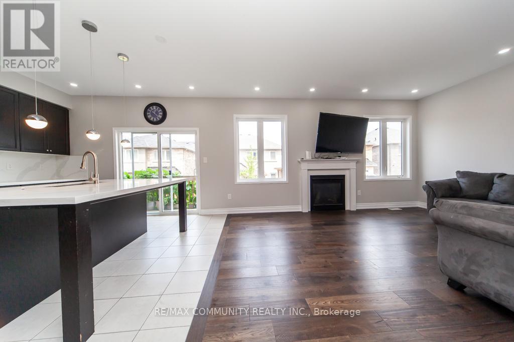 Photo 10 of 24 Raithby Crescent, Ajax ON