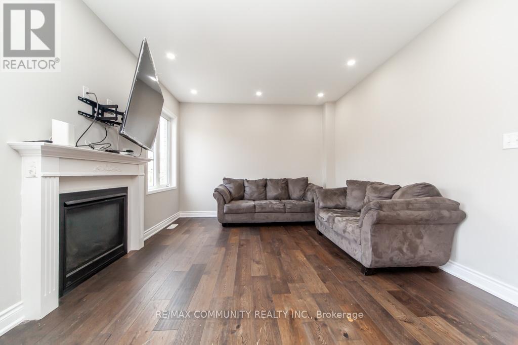 Photo 12 of 24 Raithby Crescent, Ajax ON