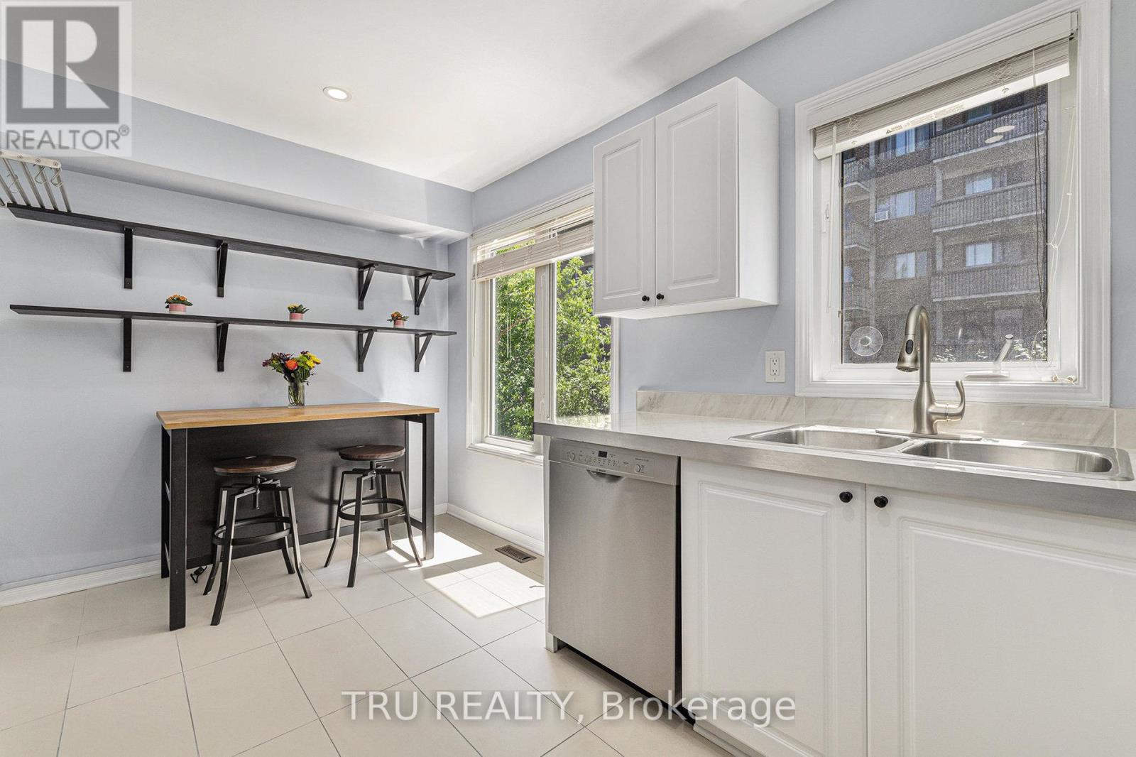 Photo 2 of 306 Gotham Private, Ottawa ON