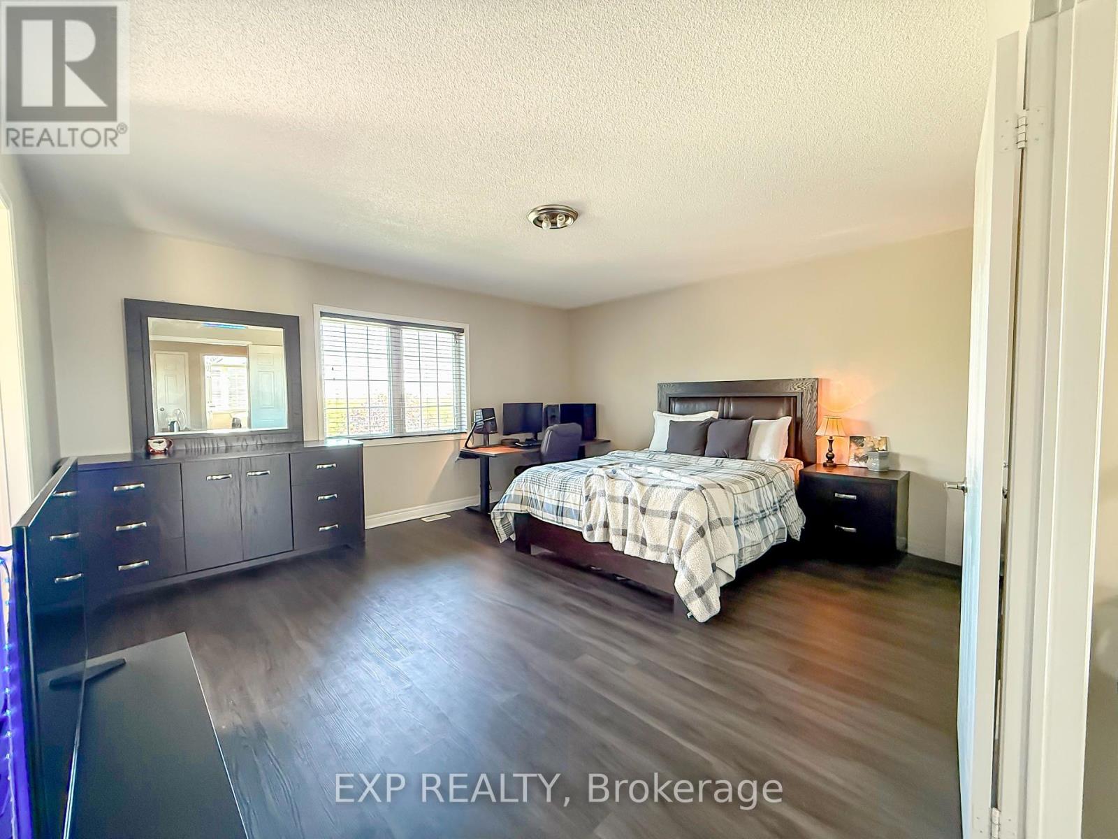 Photo 19 of 56 Hansford Drive, Brantford ON