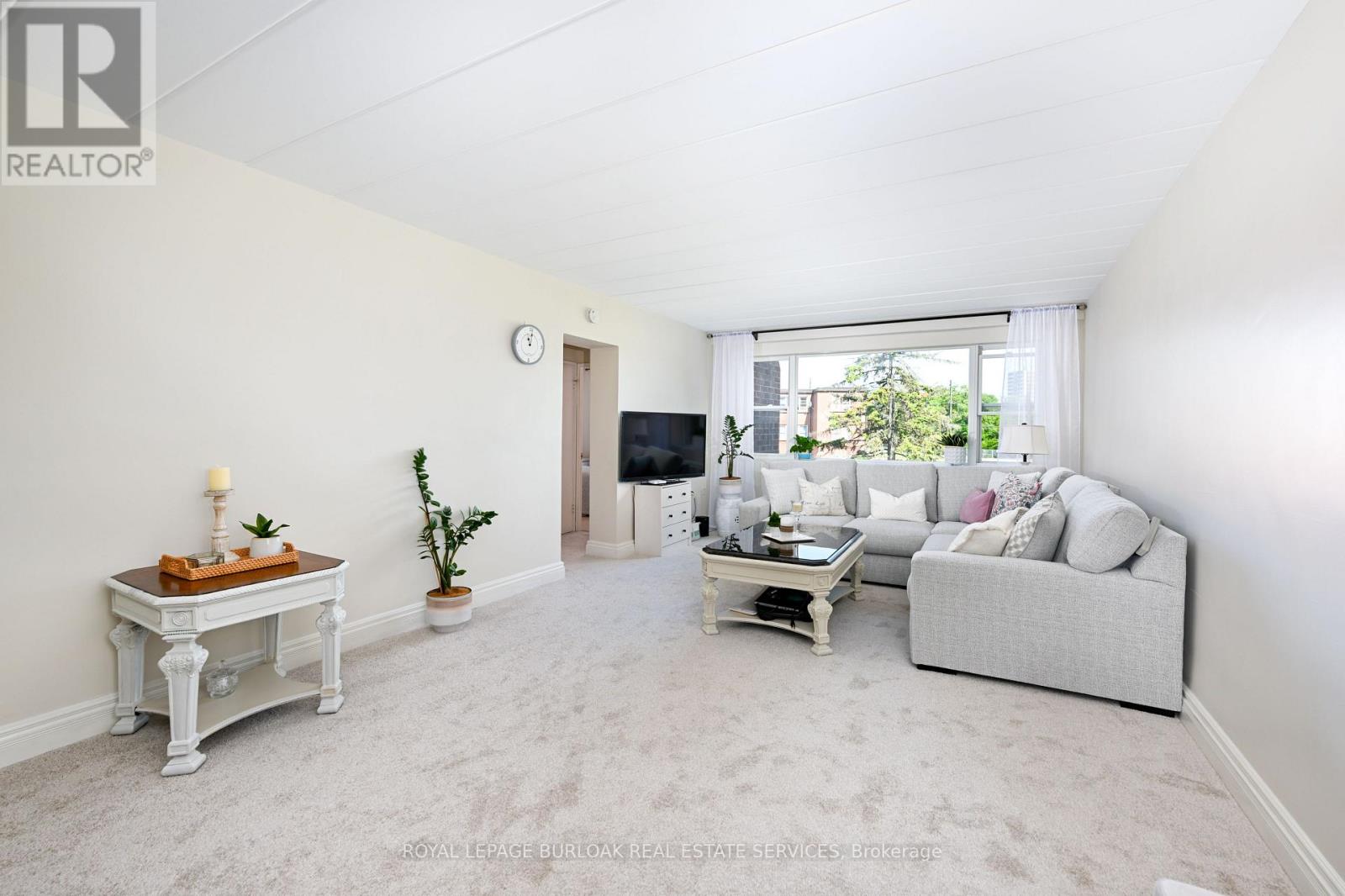 Photo 7 of 9 2422 New Street, Burlington ON