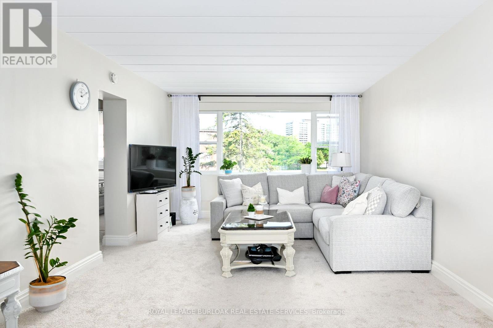 Photo 8 of 9 2422 New Street, Burlington ON