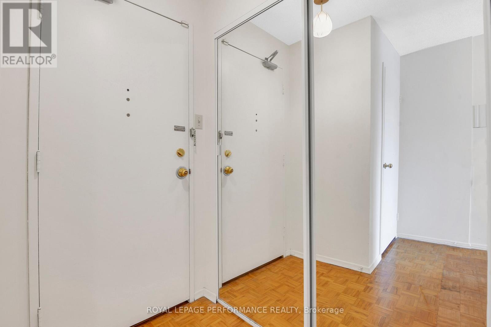Photo 5 of 202 158 B Mcarthur Avenue, Ottawa ON