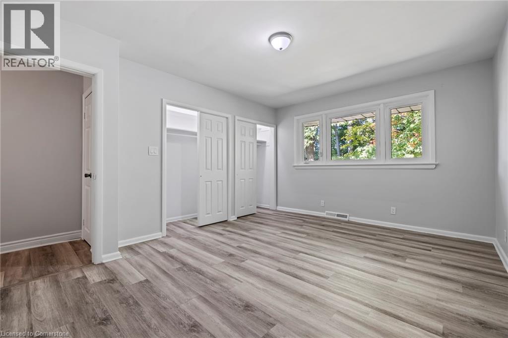 Photo 12 of 40 Bertram Drive, Dundas ON