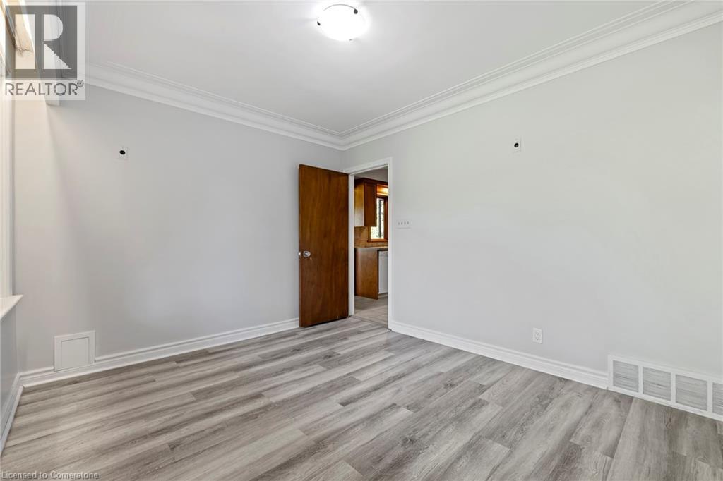 Photo 10 of 40 Bertram Drive, Dundas ON