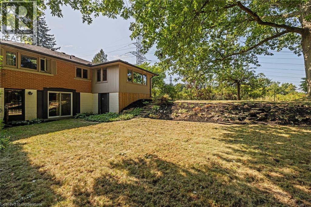 Photo 19 of 40 Bertram Drive, Dundas ON