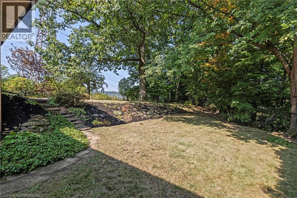 Photo 20 of 40 Bertram Drive, Dundas ON