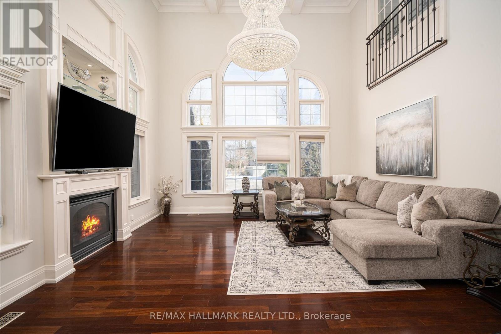 Photo 3 of 92 Hill Crescent, Toronto ON