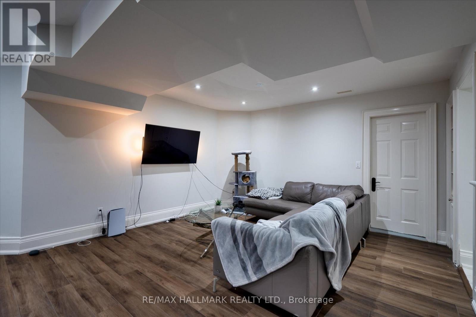 Photo 29 of 92 Hill Crescent, Toronto ON