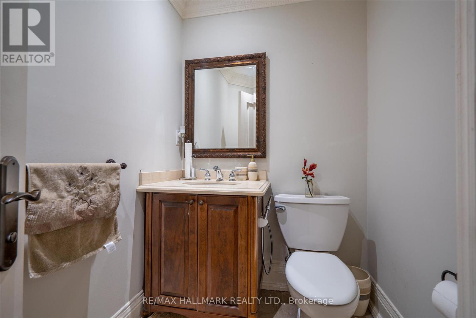 Photo 24 of 92 Hill Crescent, Toronto ON