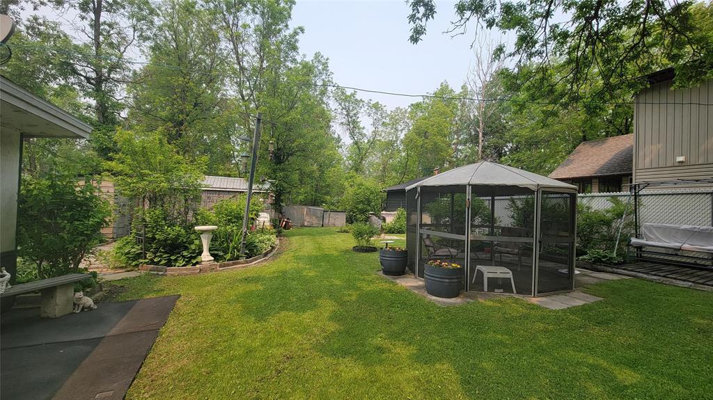 Photo 3 of 35 10th Avenue, Gimli Rm MB