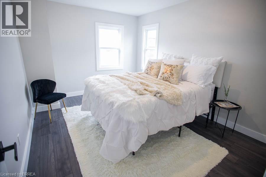 Photo 9 of 20 Park Avenue E, Brantford ON