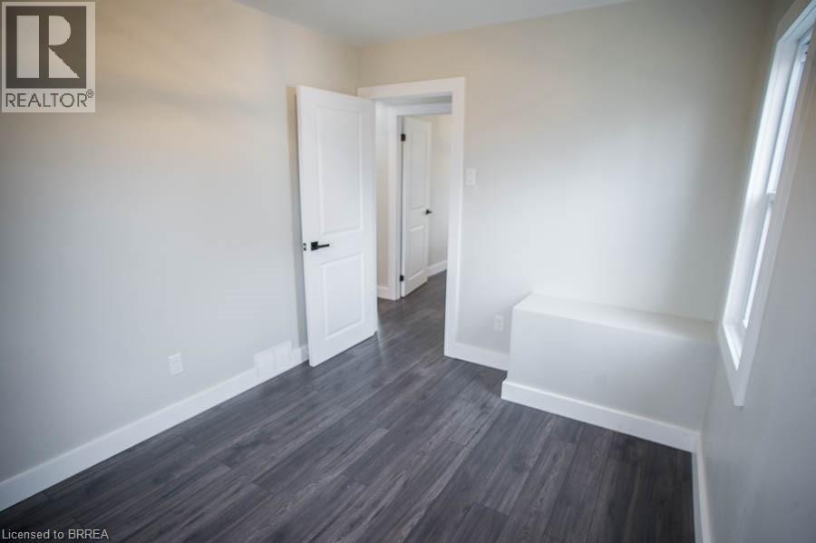 Photo 7 of 20 Park Avenue E, Brantford ON