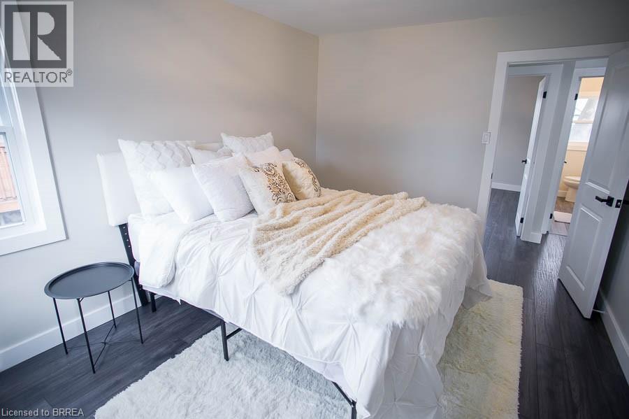 Photo 11 of 20 Park Avenue E, Brantford ON