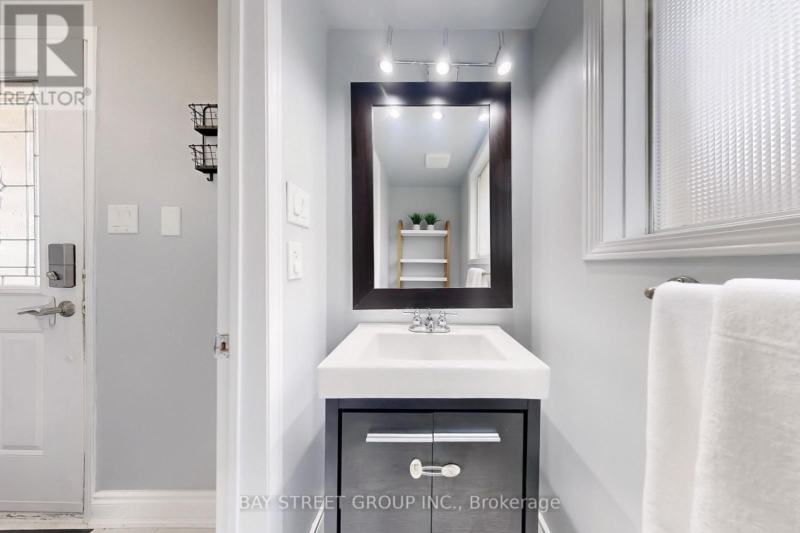 Photo 4 of 16 Bates Court, Barrie ON