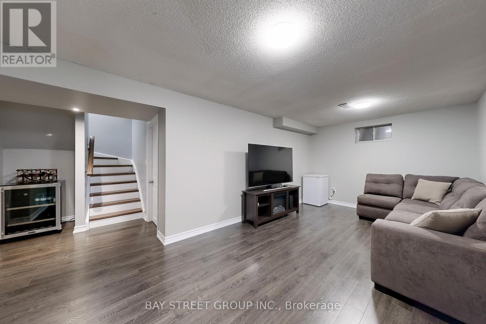 Photo 46 of 16 Bates Court, Barrie ON