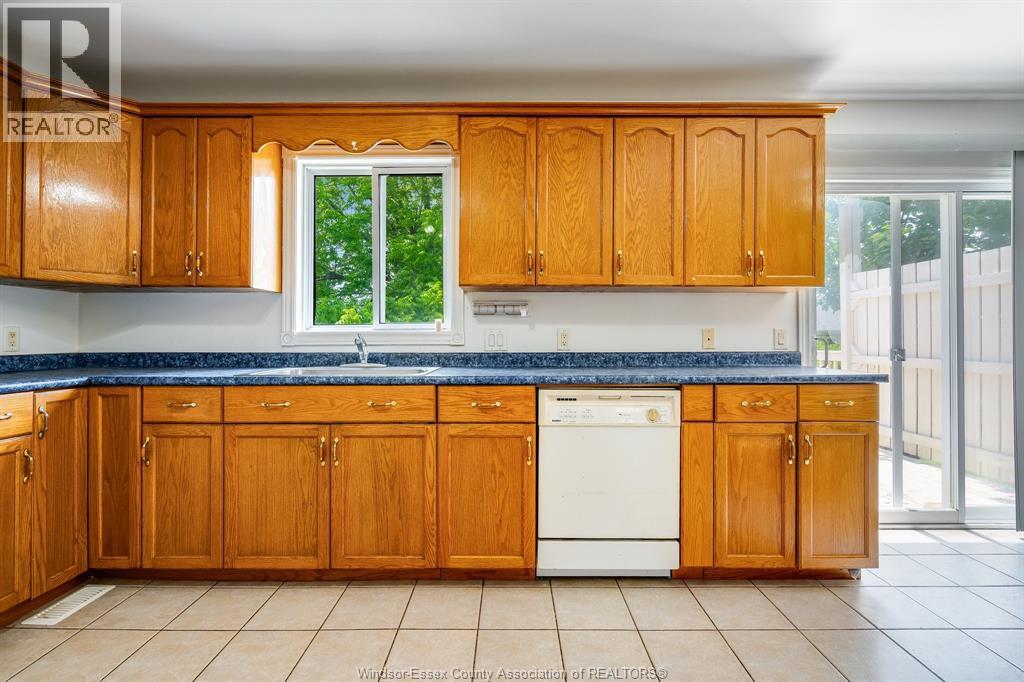 Photo 3 of 166 Sturgeon Meadows, Leamington ON
