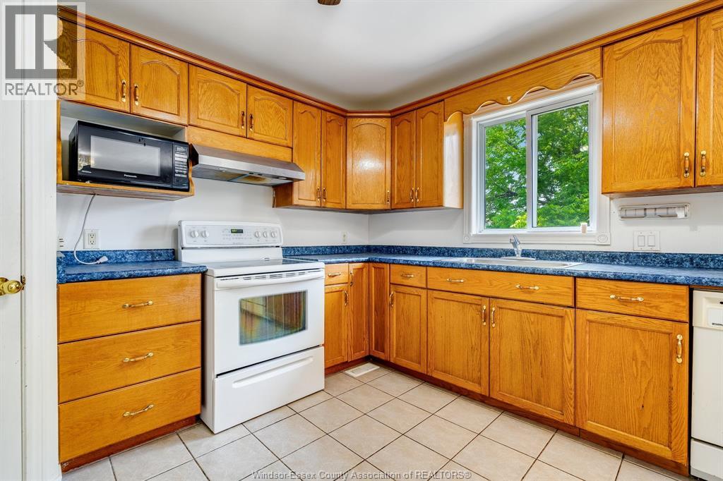 Photo 4 of 166 Sturgeon Meadows, Leamington ON