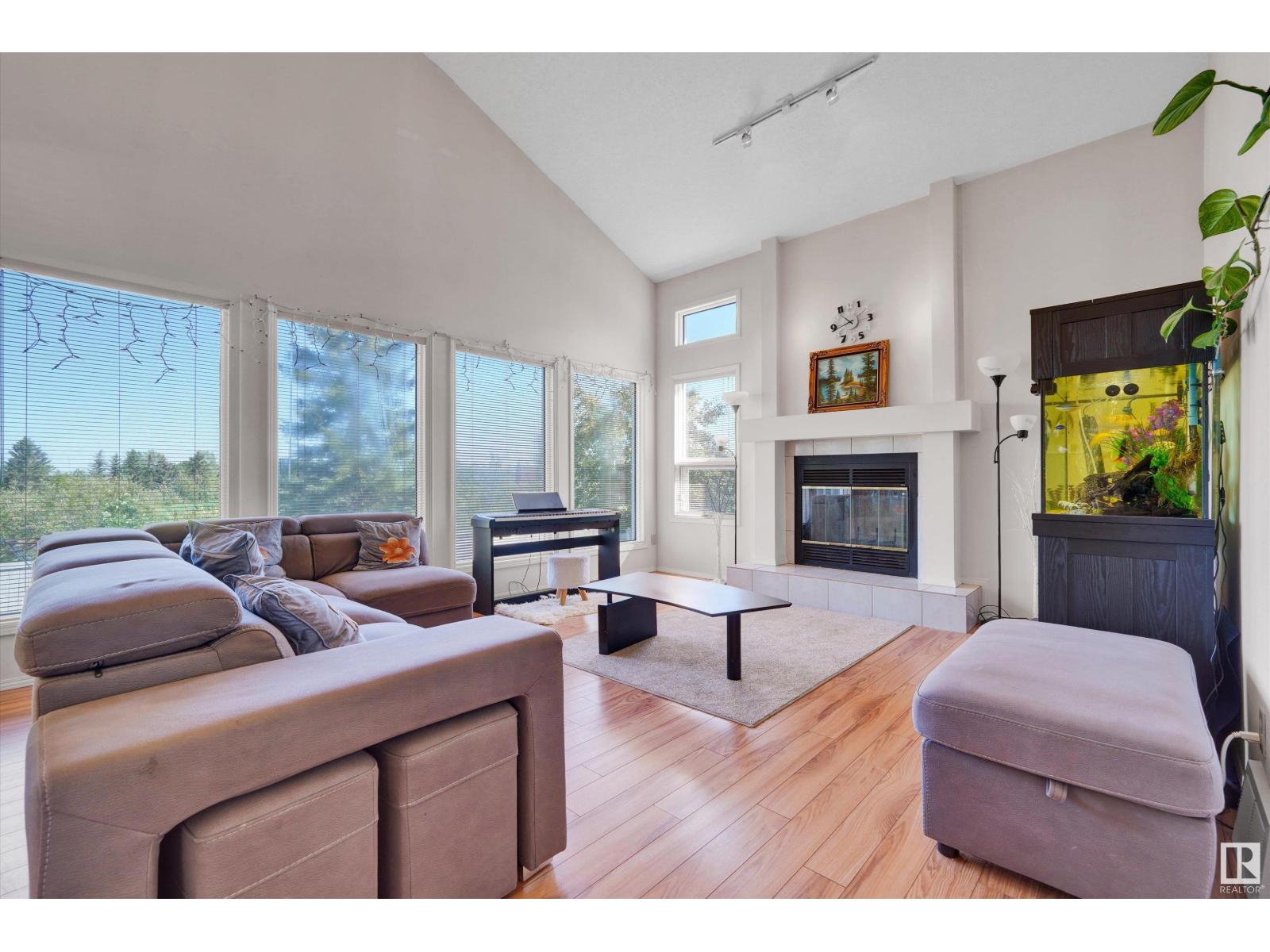 Photo 2 of 3684 33 St Nw, Edmonton AB