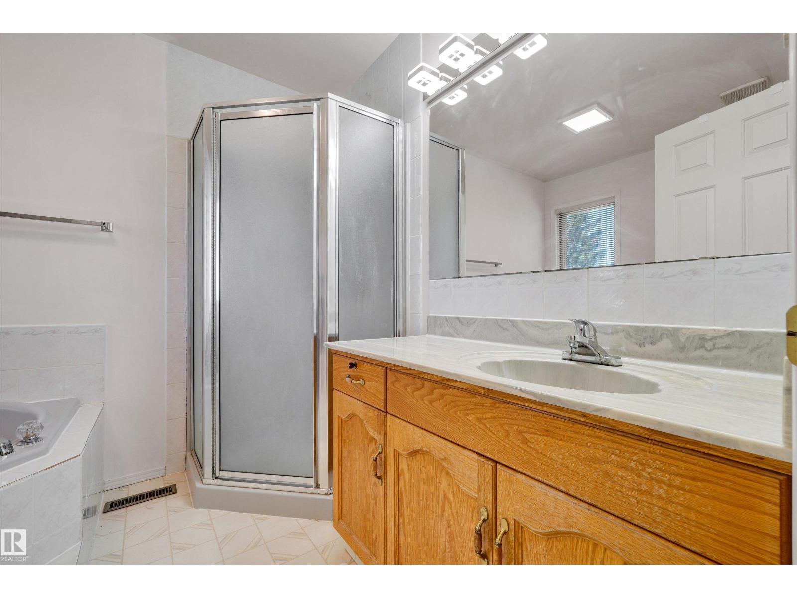 Photo 20 of 3684 33 St Nw, Edmonton AB