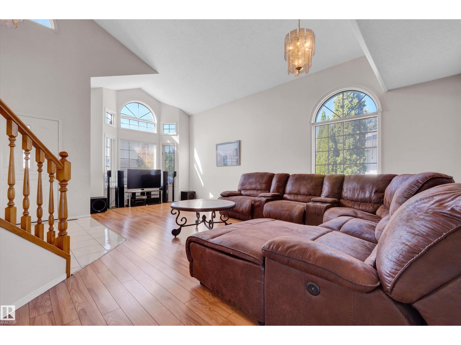 Photo 3 of 3684 33 St Nw, Edmonton AB