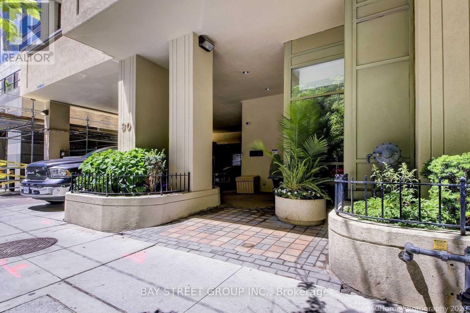 Photo 13 of 405 30 Hayden Street, Toronto ON