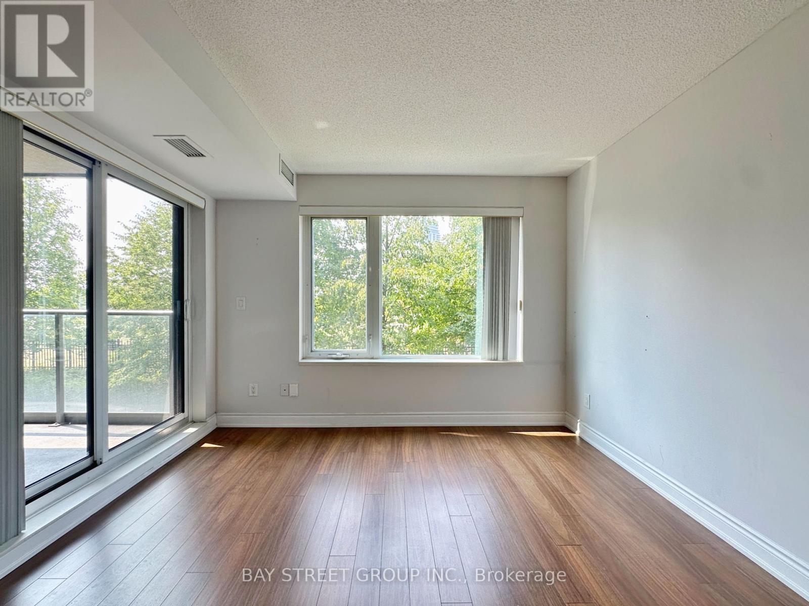 Photo 3 of 207 233 South Park Road, Markham ON